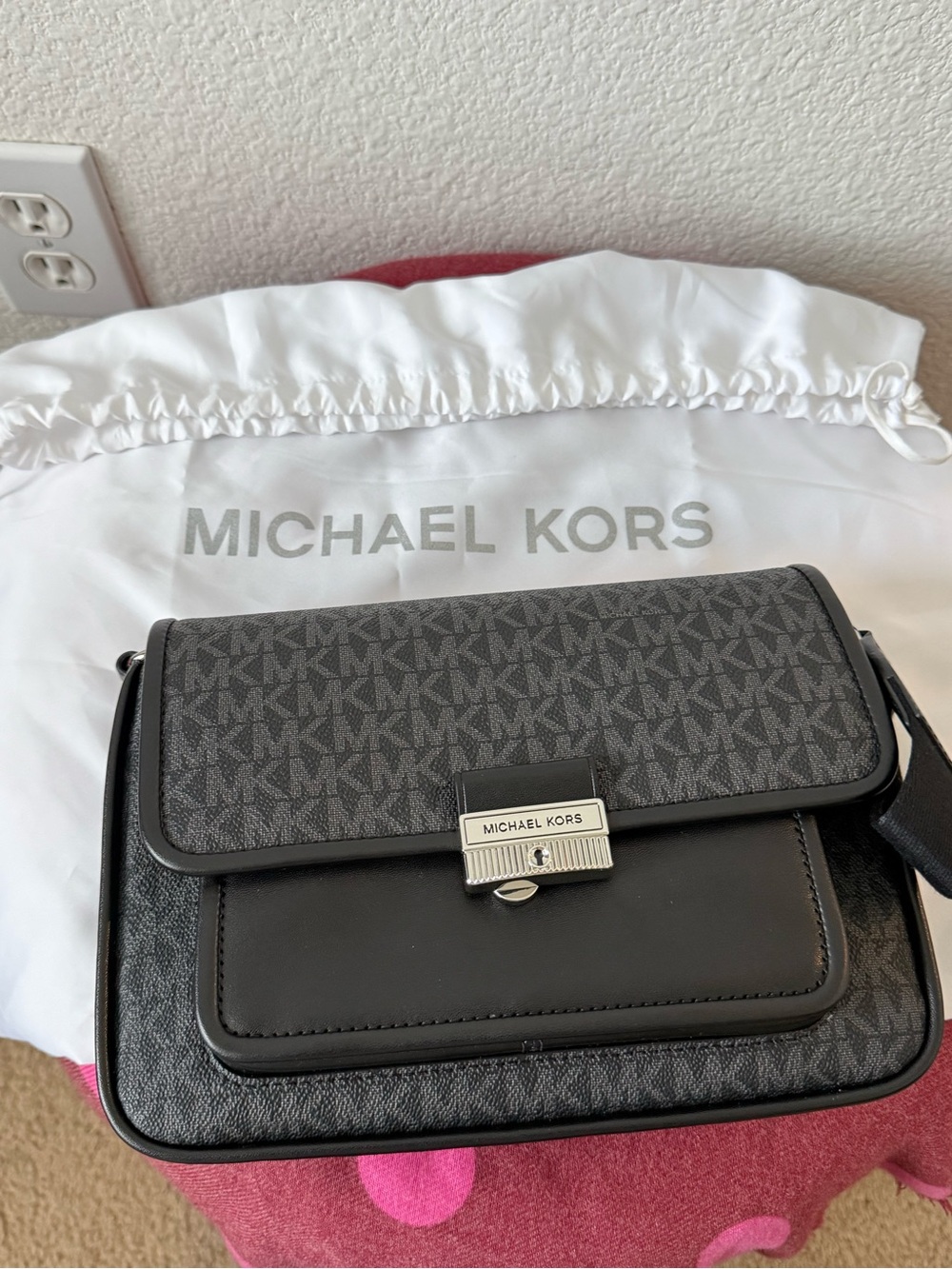 Michael Kors Bradshaw Medium Messenger MK Signature Black NWT